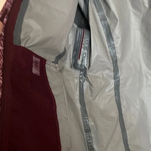 The North Face Women's Burgundy Patterned Raincoat - Picture 7 of 9